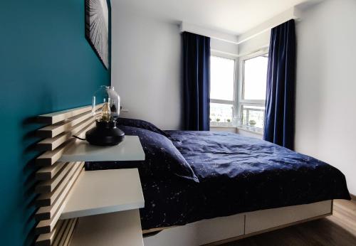格但斯克SUNRISE HOME APARTMENTS - LIGHTHOUSE的一间卧室配有一张床、床头柜和窗户