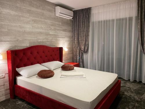 艾福雷诺德CLB Residence的一间卧室配有红色的床和两个枕头