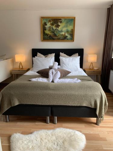 摩尔比兰加Stugor - Lgh sodra Oland的一间卧室配有一张大床和毛巾