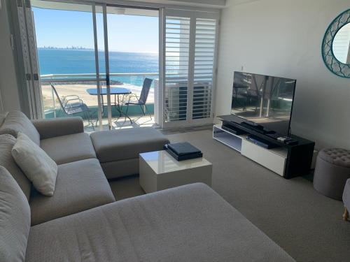黄金海岸海洋广场度假酒店的带沙发和平面电视的客厅
