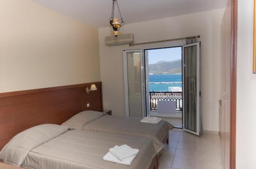 锡蒂亚依格考酒店的一间卧室配有一张床,享有海景
