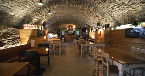 AtellaPalazzo Badiale history&rooms的一间位于隧道内的餐厅,配有木桌和椅子