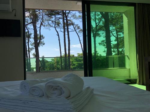 乌雷基Magnetiti Hotel的窗户前床上的一堆毛巾