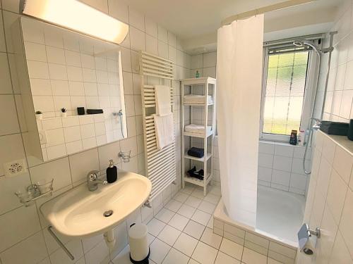 圣莫里茨Seeblick an Luxusmeile 4P, 70m2 - Parkplatz, - S11-1的白色的浴室设有水槽和淋浴。
