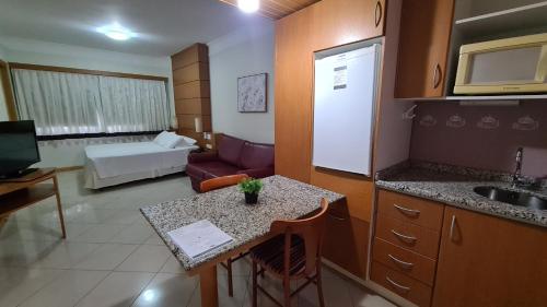 巴拉奈里奥-坎布里乌Costa Sul Beach Hotel的一间设有厨房和客厅的客房