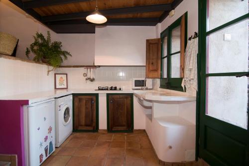 PorreraLA CASETA DEL PRIORAT II的厨房配有水槽和洗衣机
