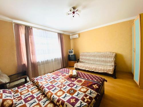 阿尔马维尔City Apartment Sverdlova 71的一间卧室设有一张床和一个窗口