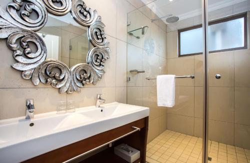 圣詹姆斯威尼斯旅馆的一间浴室