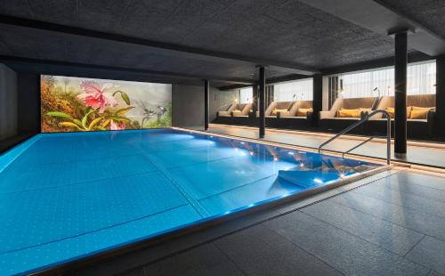 佩尔蒂绍湖畔恩特纳酒店的一座建筑物中央的游泳池