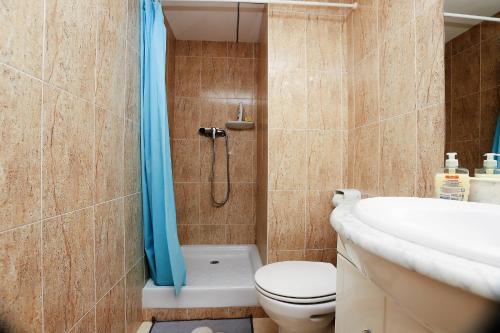 卡拉费尔Apartamento Plaça Jardí的带淋浴、卫生间和盥洗盆的浴室