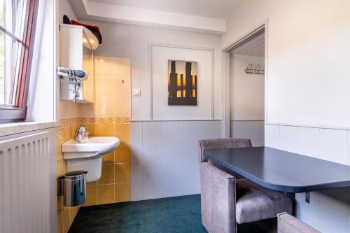 栋堡B&B Rehoboth的浴室设有黑色桌子和水槽。