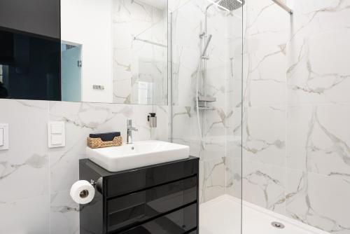 华沙Warsaw Premium Apartment President Palace的白色的浴室设有水槽和淋浴。