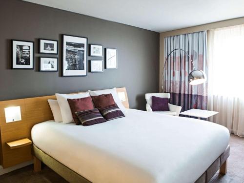 诺富特利物浦中心酒店客房内的一张或多张床位
