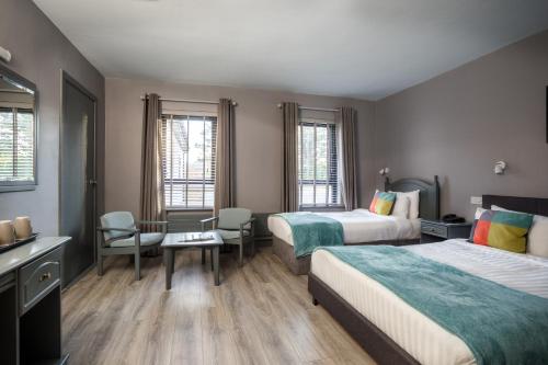 罗斯莱尔Coast Rosslare Strand的酒店客房配有两张床和一张书桌