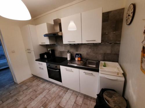 科尔马5号科尔马中心公寓的小厨房配有白色橱柜和水槽