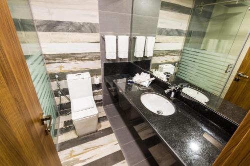 吉达White Diamond Hotel - Al Nuzha的一间带水槽和镜子的浴室