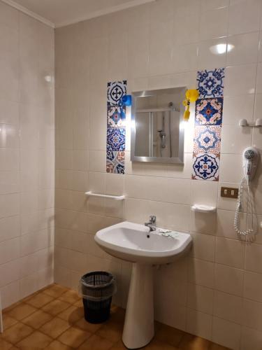 帕多瓦Casa Santa Caterina e Sant Antonio的一间带水槽和镜子的浴室