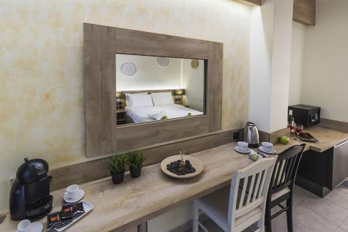 波利克罗诺Hotel Odysseas的配有一张带镜子的桌子和一张床的房间