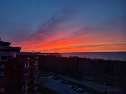 锡拉迈埃Baltic Sunset Apartments的从大楼欣赏日落美景