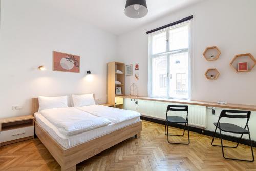 利沃夫Check-in Apartments的一间卧室配有一张床和两把椅子