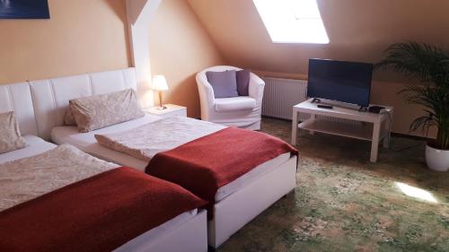 林多夫科罗内灵道酒店的一间卧室设有两张床、一台电视和一把椅子