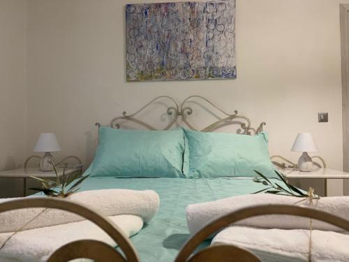 瓦里"Stalia" beach house的一间卧室配有一张带两把椅子的绿色床
