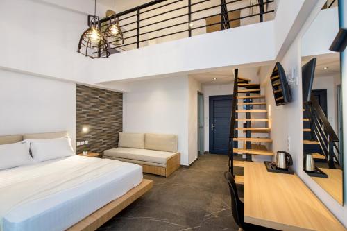 利迈纳里亚Epicentrum Suites的一间卧室设有一张床和一个螺旋楼梯