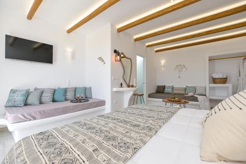 布拉卡海洋之梦公寓的白色卧室配有床和沙发