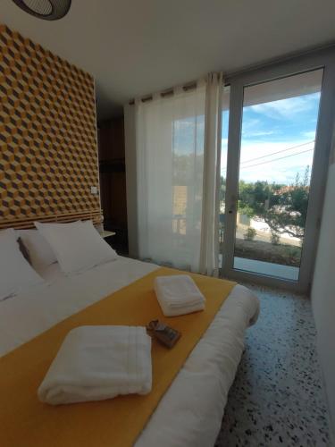 阿维尼翁新城Carré de Lune的一间卧室设有一张大床和大窗户
