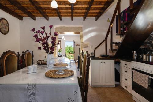 KástellosCasa Vasilia Traditional Home的厨房里有一个柜台,上面放着一碗鲜花
