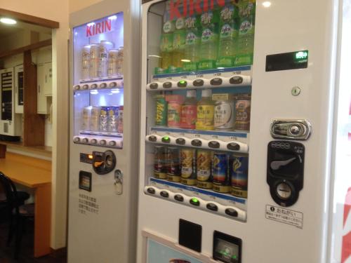 长野长野精选酒店的装满饮料的自动售货机