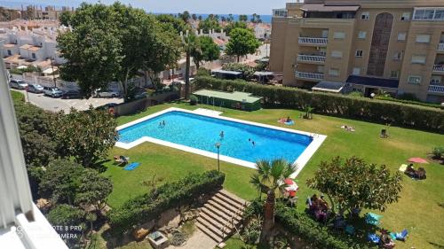 马拉加Beach Apartment Guadalmar的公园游泳池的顶部景色