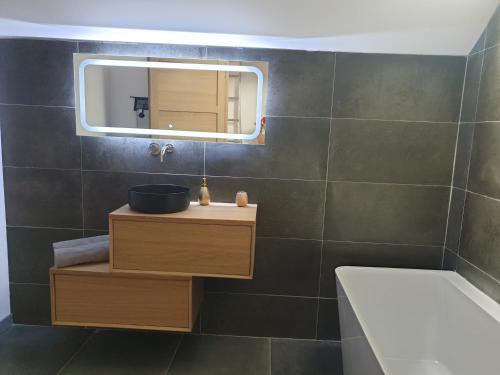 Grandes SablesCharmante Maison La Source的一间带水槽和镜子的浴室