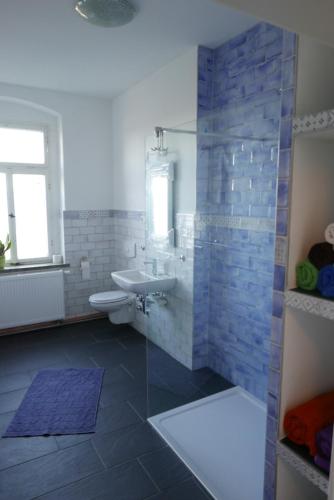 FrankenbergFerienwohnung ANDERE ZEITEN的一间带水槽、卫生间和淋浴的浴室