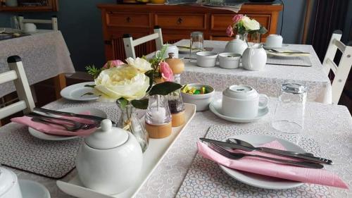 卡文Farnham House的一张餐桌,上面有白色的菜肴和鲜花