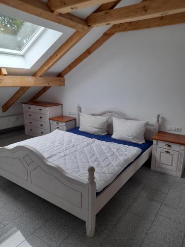 StadtsteinachHaus Lehenthaler的一间带一张床的卧室,位于带木制天花板的房间内
