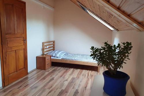加尔多尼Villa Tátika的一间卧室配有一张床和盆栽植物