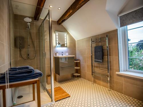 大莫尔文Eleri Cottage的带淋浴和盥洗盆的浴室
