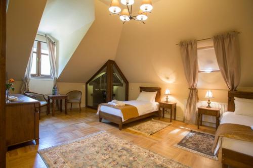 克罗斯诺波兰帕拉克酒店的一间卧室配有两张床和吊灯。