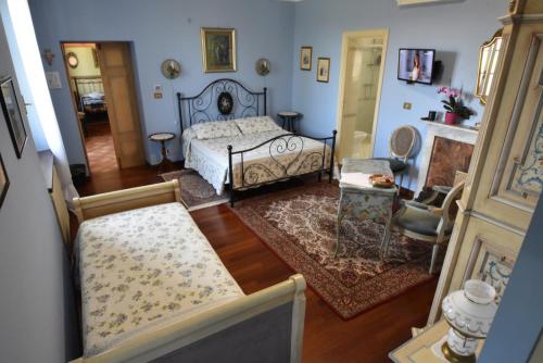 萨维利亚诺B&B Villa Cardellini的一间卧室设有一张床和一间客厅。