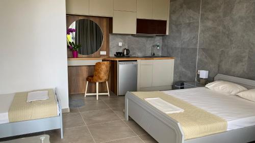 帕拉利亚卡泰里尼斯绿洲公寓式酒店的一间卧室配有一张床和一个小厨房