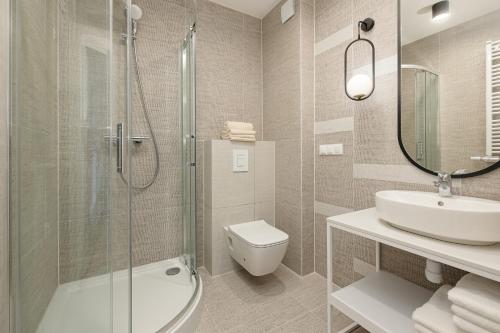 里沃Apartamenty Gryf Rewal的带淋浴、盥洗盆和卫生间的浴室