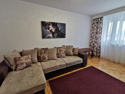 德瓦Apartament Carla-Maria的客厅配有沙发和桌子