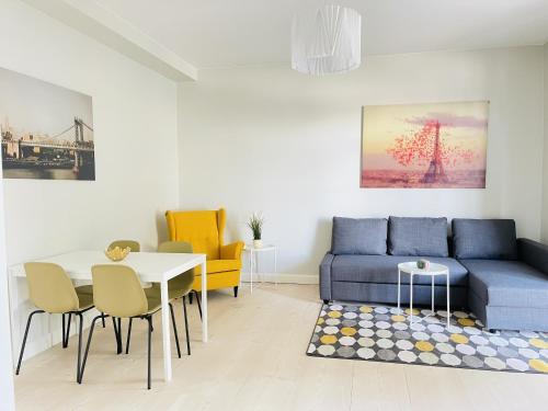 奥尔堡aday - 2 bedroom apartment with Patio的客厅配有沙发和桌椅