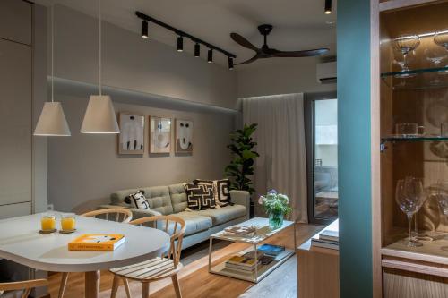 海若克利欧The Blossom-Premium living residence at Heraklion的客厅配有沙发和桌子