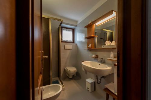 库马约尔特里欧蕾酒店的一间带水槽、卫生间和镜子的浴室