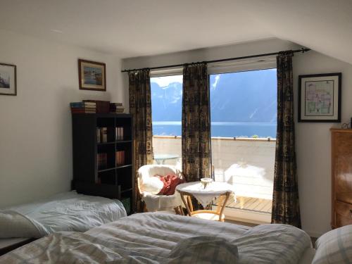 NausteIris Vedal的一间卧室设有海景窗户