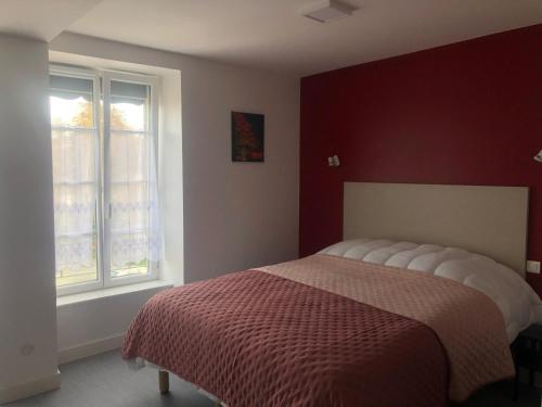 塞夫勒河畔圣洛朗Les Papoulis的一间卧室设有一张床和两个窗户。