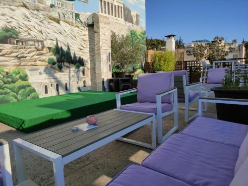 雅典雅典我的客人民宿的一个带两把椅子的庭院和绿色草坪