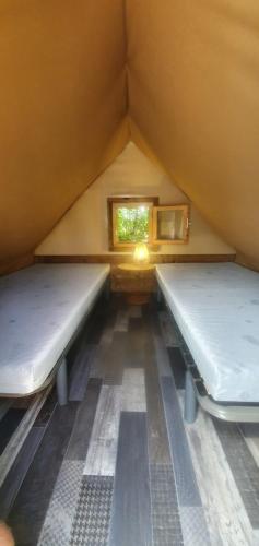 Saint-LaurentLes lodges du Moulin的小型客房 - 带2张床和窗户